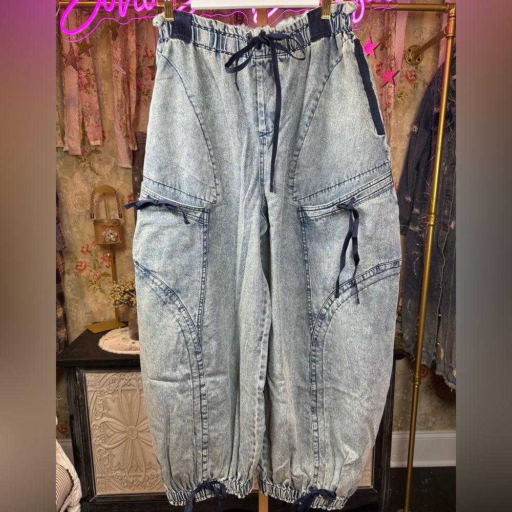🆕 Blue Velvet Boutique Barrel Jeans Light Blue
NWOT